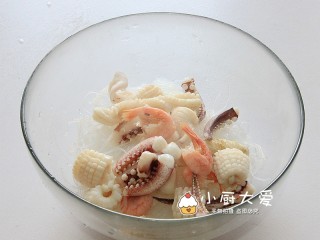 10、过年菜----泰式海鲜沙拉,放入焯过水的鱿鱼和北极虾