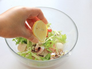 13、过年菜----泰式海鲜沙拉,挤上一些柠檬汁