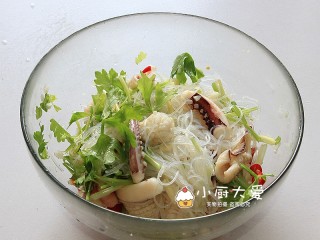 15、过年菜----泰式海鲜沙拉,最后加入白糖混合搅拌