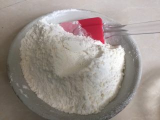 3、#甜食#椰香蔓越莓月饼,搅拌均匀