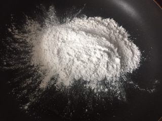 10、#甜食#椰香蔓越莓月饼,做馅料：先将糯米粉炒熟