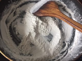 11、#甜食#椰香蔓越莓月饼,炒至微黄即可