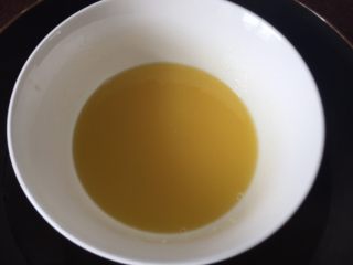 14、#甜食#椰香蔓越莓月饼,加热至黄油、白砂糖完全融化即可