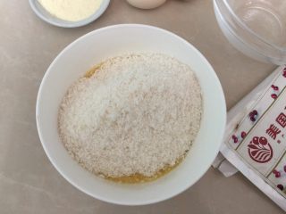 15、#甜食#椰香蔓越莓月饼,然后加入椰蓉