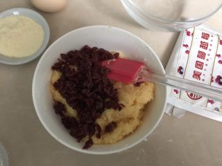 22、#甜食#椰香蔓越莓月饼,然后加入切好的蔓越莓