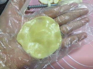 27、#甜食#椰香蔓越莓月饼,然后压扁，捏成中间厚边缘薄的面皮