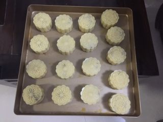 31、#甜食#椰香蔓越莓月饼,这样印出来的花型才不会变模糊，千万不要做一个印一个，除非有人手帮忙