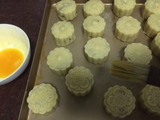 33、#甜食#椰香蔓越莓月饼,取出利用毛刷刷上蛋黄液，越薄越好（一定要用毛刷，不要用硅胶刷）