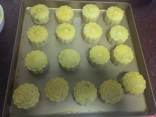 34、#甜食#椰香蔓越莓月饼,在表面刷上薄薄一层即可了，记住是薄薄一层哦