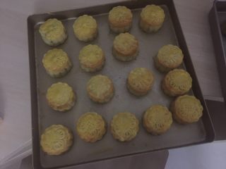 36、#甜食#椰香蔓越莓月饼,取出晾凉