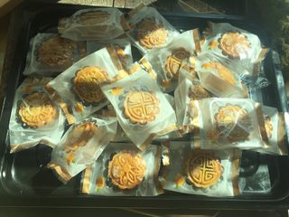 38、#甜食#椰香蔓越莓月饼,回油好的月饼用包装袋装好