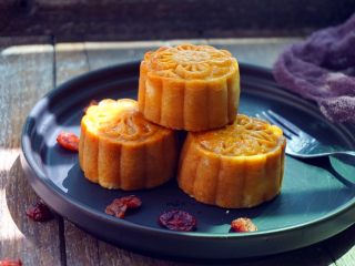 39、#甜食#椰香蔓越莓月饼,完成