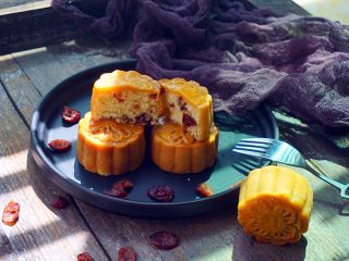 51、#甜食#椰香蔓越莓月饼,好吃