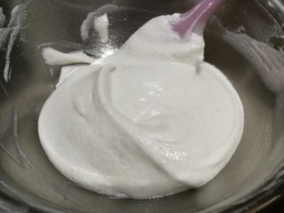 7、香蕉溶豆,用刮刀翻拌均匀，注意翻拌手法以免蛋白霜消泡，手法是刮刀呈J型从2点钟方向起拌，至8点钟方向收起，右手用刮刀一边拌同时左手转动打蛋盆，直至面糊全部拌匀