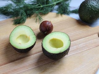 3、绿色美食+烟熏三文鱼牛油果沙拉,完整去核。