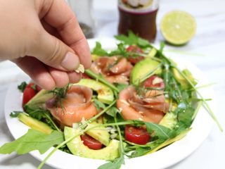 11、绿色美食+烟熏三文鱼牛油果沙拉,撒上杏仁碎。