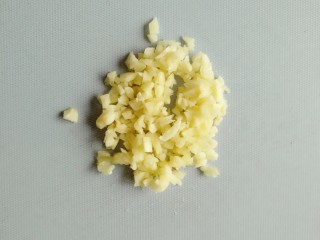 2、蒜泥荷兰豆,用刀把蒜瓣拍碎。