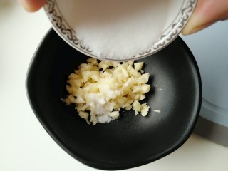 3、蒜泥荷兰豆,加一点点食盐（方便捣蒜泥时不往外跑）。