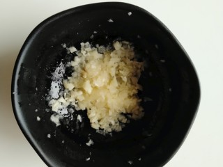 4、蒜泥荷兰豆,把拍碎的蒜瓣捣成蒜泥（我是用擀面杖的头捣的蒜泥）。