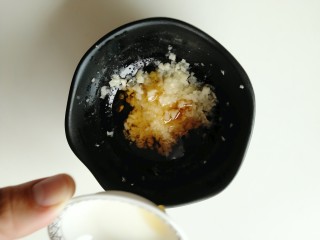 5、蒜泥荷兰豆,把捣好的蒜泥里加入适量香油。