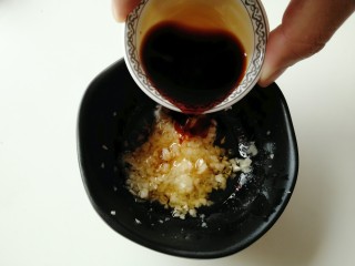 6、蒜泥荷兰豆,倒入生抽搅拌均匀。