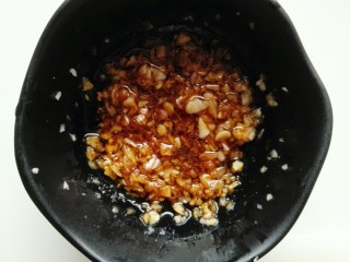 7、蒜泥荷兰豆,制作好的蒜泥汁。