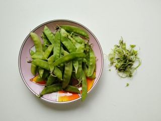 8、蒜泥荷兰豆,掐去掉荷兰豆两端有筋的地方，洗净备用。