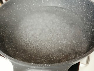 9、蒜泥荷兰豆,锅内烧热水。