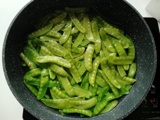 10、蒜泥荷兰豆,待水烧开后倒入提前准备好的荷兰豆。