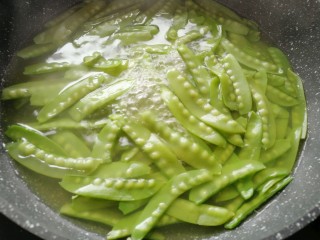 11、蒜泥荷兰豆,把荷兰豆用开水迅速焯熟（荷兰豆一定要焯熟后才能吃，生的荷兰豆会引起食物中毒）。