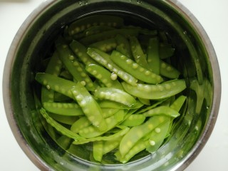 12、蒜泥荷兰豆,把焯熟的荷兰豆捞出后迅速过凉水。