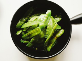 14、蒜泥荷兰豆,撒上一点点食盐，每个人的口味不一样，请根据自己口味加入适量食盐。