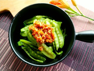 15、蒜泥荷兰豆,倒入提前准备好的蒜泥。完成。