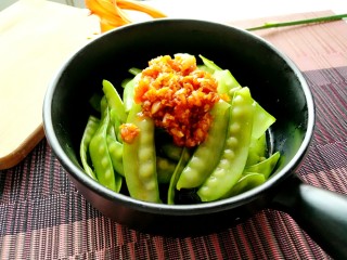 16、蒜泥荷兰豆,吃前搅拌均匀即可。