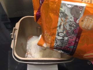 1、迷你热狗包,除黄油以外的所有面包材料先液体后粉类的顺序放入面包机桶内
