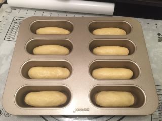 9、迷你热狗包,做好所有的热狗胚