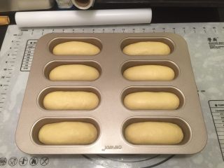 10、迷你热狗包,烤箱启动发酵功能，放入一碗热水，发酵50分钟