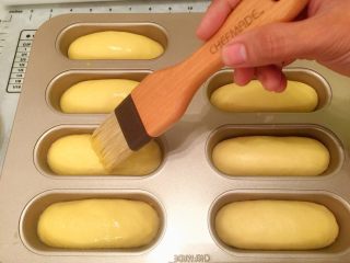 11、迷你热狗包,发酵好的面包胚筛上蛋黄液