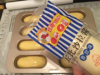 12、迷你热狗包,准备一瓶丘比沙拉酱，在面包胚上挤上波浪纹装饰