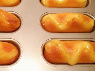 14、迷你热狗包,金黄色的热狗胚出炉了