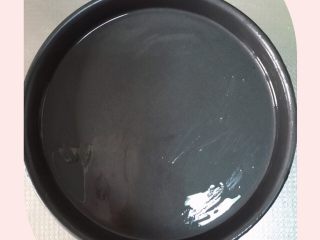 2、蓝莓香蕉披萨,底盘涂油。