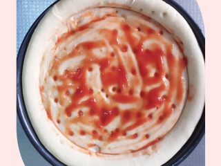 3、蓝莓香蕉披萨,先涂一层番茄酱。