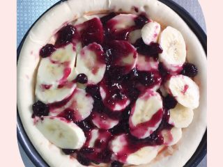 4、蓝莓香蕉披萨,再放上香蕉和蓝莓、奶酪。