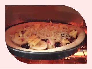 5、蓝莓香蕉披萨,放置预热的烤箱中，时间15分钟左右。