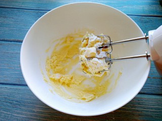 3、圣诞糖霜饼干,先用电动打蛋器手动搅拌一下。在启动电动打蛋器打发至蓬松发白。