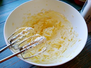 5、圣诞糖霜饼干,加入鸡蛋液打发至蓬松发白的状态。