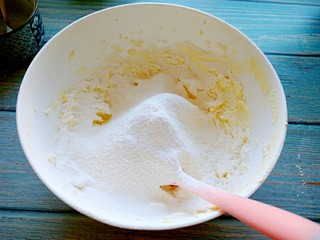 6、圣诞糖霜饼干,再筛入低筋面粉