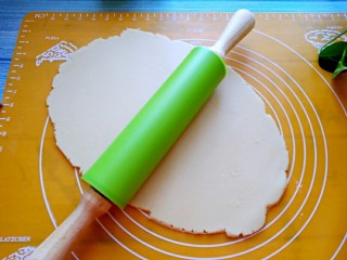 9、圣诞糖霜饼干,擀成4毫米的面片。