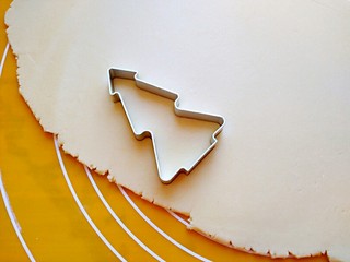 10、圣诞糖霜饼干,用模具压出饼干的形状