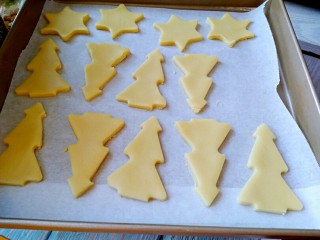 11、圣诞糖霜饼干,在放入烤盘